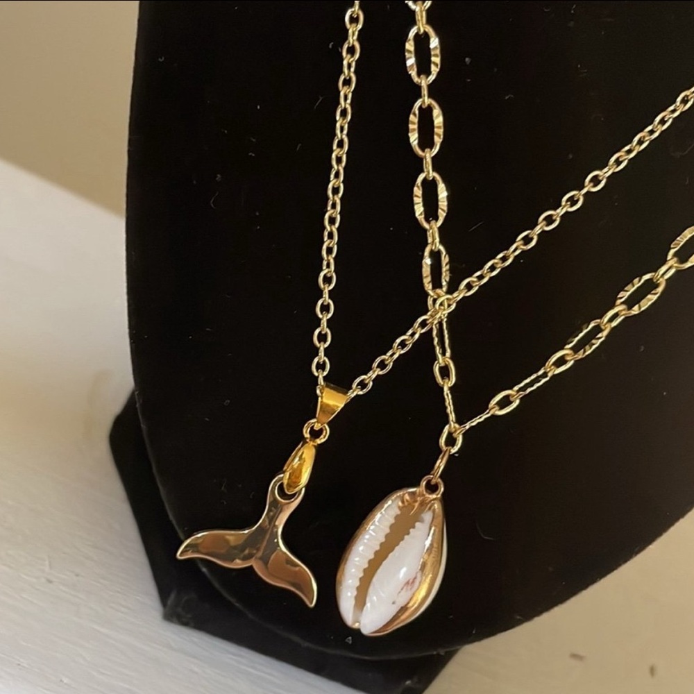 Gold Shell Pendant Necklace - Picture 2 of 2